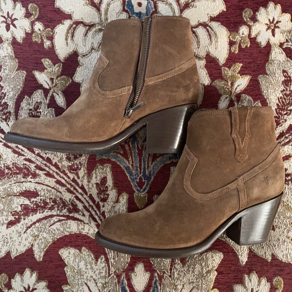 Like new!! Frye Women's Lillian Western Suede Bootie Boot 9.5